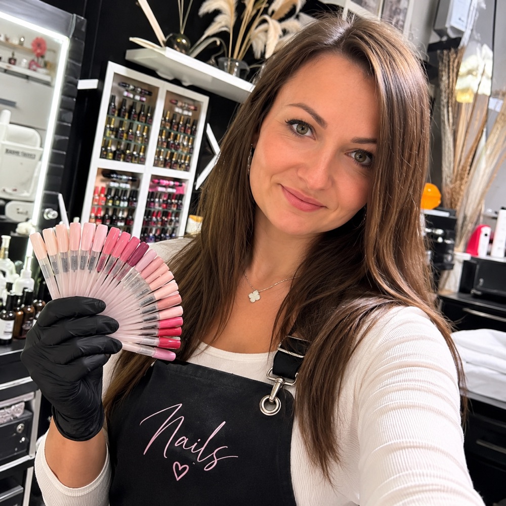 Negletekniker med fargekart i salongen på Indigo Nailsalon