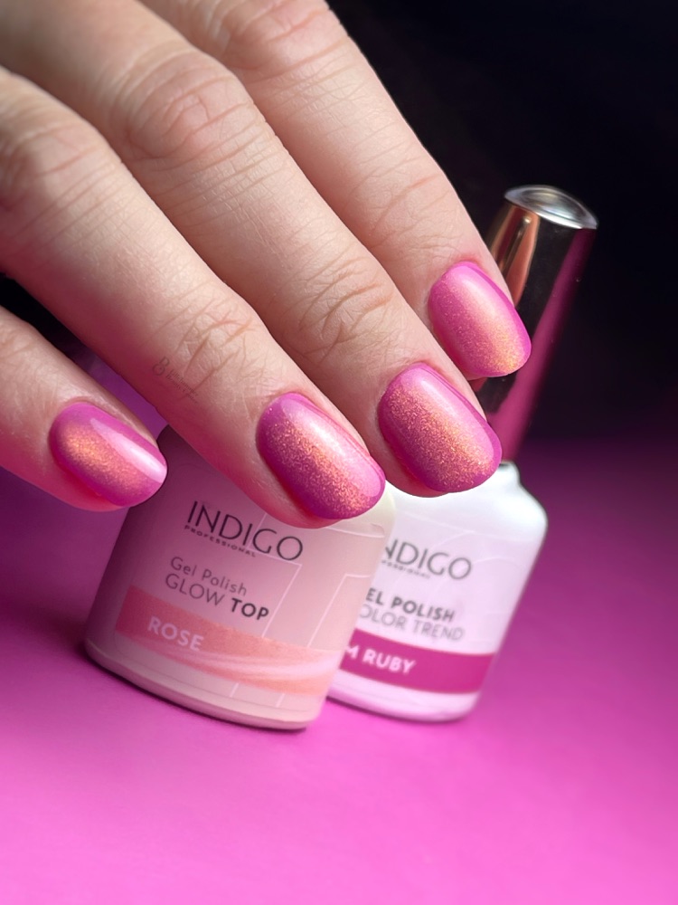 Rosa gellakk med glitter og Indigo-flasker